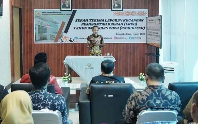 Wali Kota Palangka Raya, Fairid Naparin berpidato seusai menyerahkan LKPD tahun anggaran 2022. (FOTO: HUMAS)