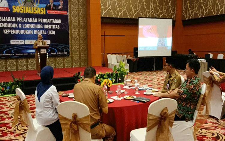 Wakil Bupati Kotim, Irawati menyampaikan sambutan pada Sosialisasi Penyelenggaraan Kebijakan Pelayanan Pendaftaran Penduduk dan Launching Identitas Kependudukan Digital, di Aquarius Boutique Hotel Sampit, Senin, 20 Maret 2023.(FOTO: NISA)