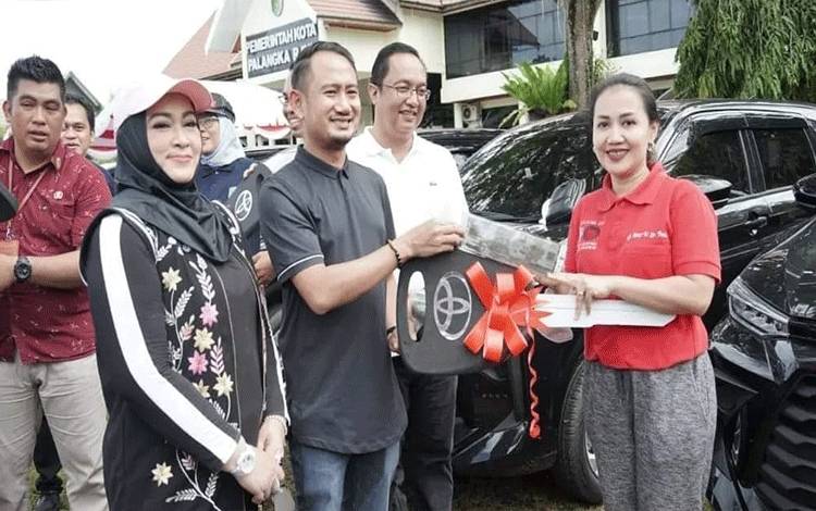 Wali Kota Palangka Raya, Farid Naparin dan Wakilnya Hj Umi Mastikah menyerahkan mobil dinas kepada dokter spesialis. (FOTO: HUMAS)
