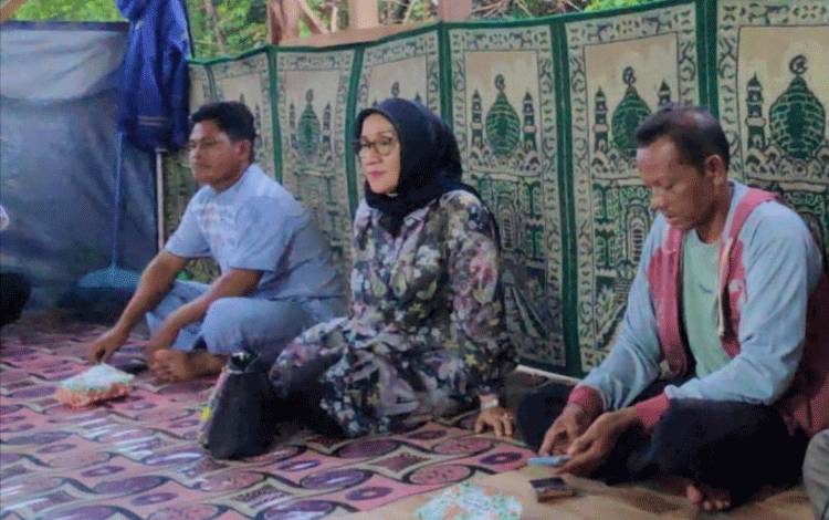 Anggota DPRD Kalteng, Siti Nafsiah (tengah) ketika melaksanakan reses perseorangan di wilayah Kabupaten Katingan beberapa waktu lalu. (FOTO: DOK RESES SITI NAFSIAH)