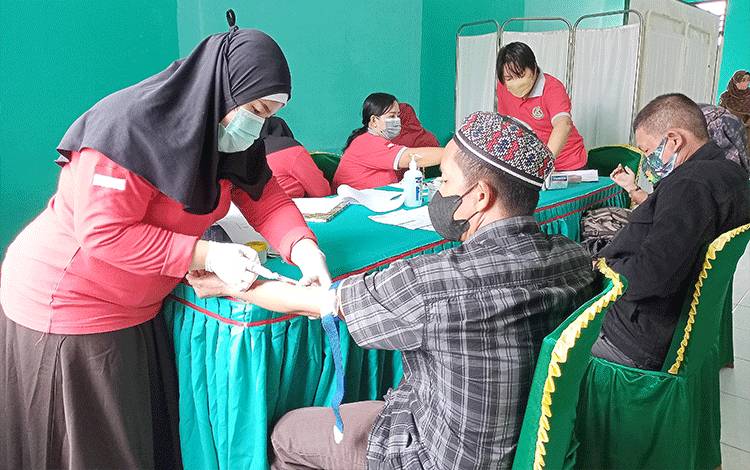 Calon jemaah haji Kabupaten Barito Timur yang menjalani pemeriksaan kesehatan dan vaksinasi meningitis di Aula Kantor Kemenag Barito Timur, Senin, 20 Maret 2023. (FOTO: BOLE MALO)
