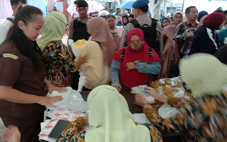 Masyarakat Sukamara antri membeli minyak goreng di pasar murah yang digelar Kejaksaan Negeri Sukamara, Senin, 20 Maret 2023. (FOTO:NORHASAH)