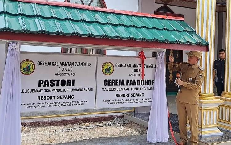 Bupati Gunung Mas Jaya S Monong saat menghadiri kegiatan pentahbisan Gereja Pandohop dan pastori jemaat GKE Tumbang Empas, Senin, 20 Maret 2023. (FOTO: RISKA YULYANA)