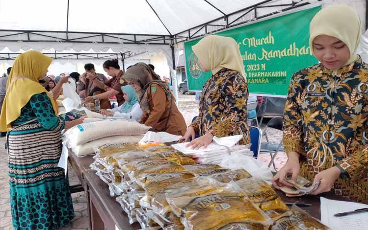 Pasar murah digelar Kejaksaan Negeri Sukamara di Pasar Saik, Senin, 20 Maret 2023. (FOTO:NORHASANAH)