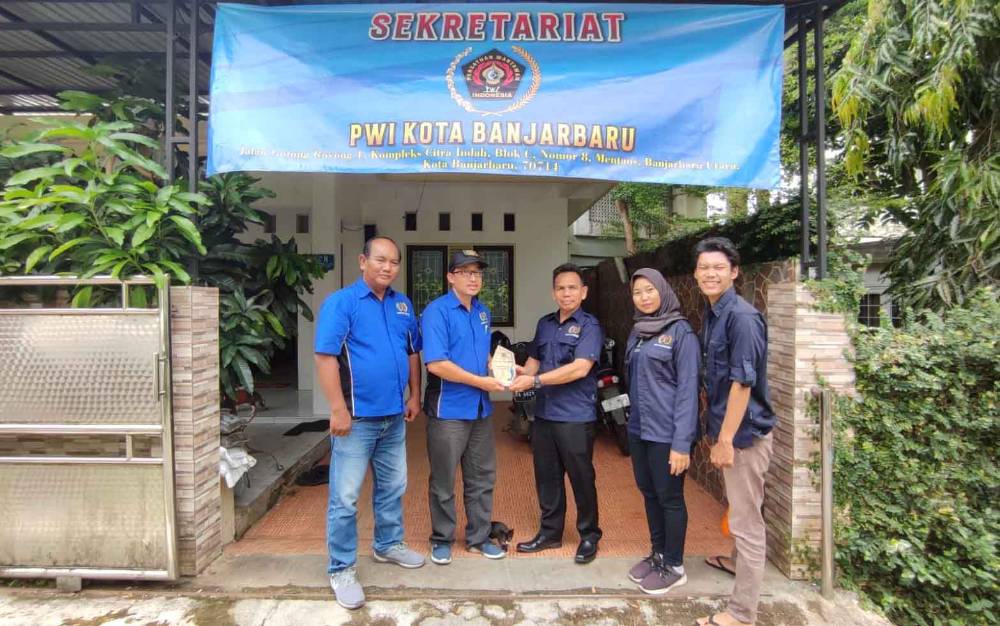 Pengurus PWI Kabupaten Seruyan menerima kenang kenangan dari Ketua PWI Kota Banjarbaru, saat melaksanakan kunjungan silaturahmi, Senin, 20 Maret 2023 (Foto : FAHRUL)
