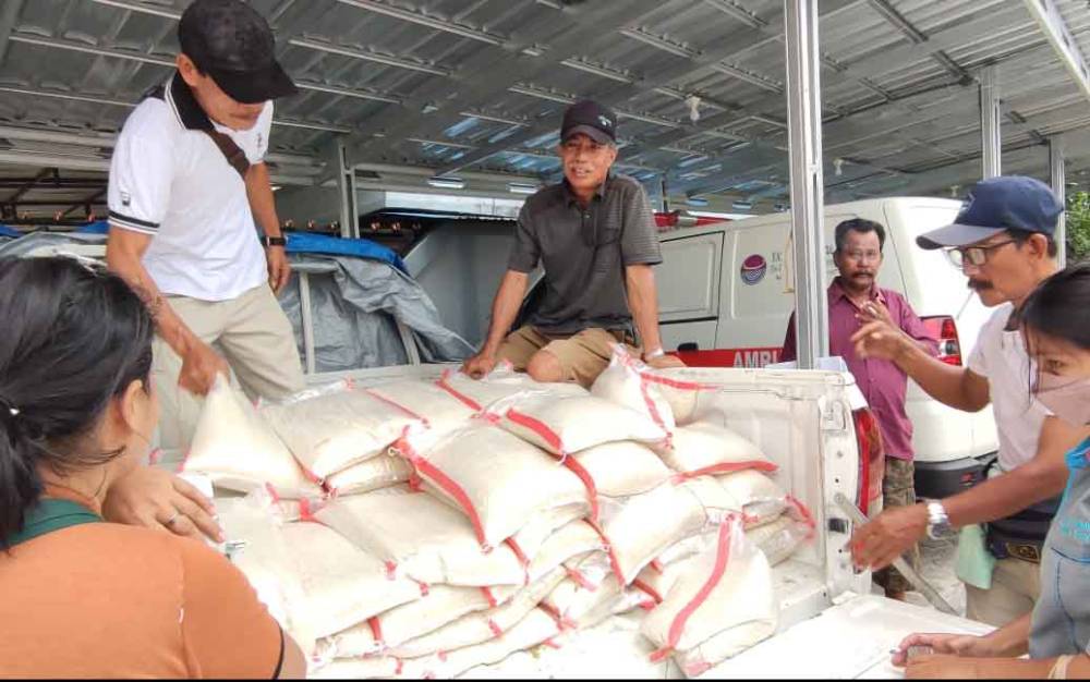 Pendistribusian beras subsidi untuk masyarakat di komplek Bangas Permai Kota Palangka Raya, Senin, 20 Maret 2023. (FOTO: HERMAWAN)