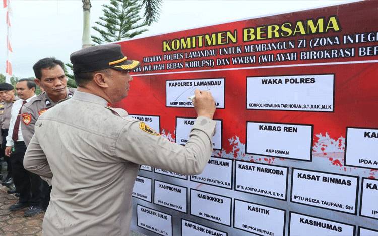 Kapolres Lamandau AKBP Bronto Budiyono teken pakta integritas ZI-WBK. (FOTO : HENDI NURFALAH)