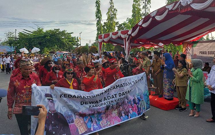 Pawai budaya di Kota Kuala Kapuas, Senin, 20 Maret 2023. (FOTO: DODI)