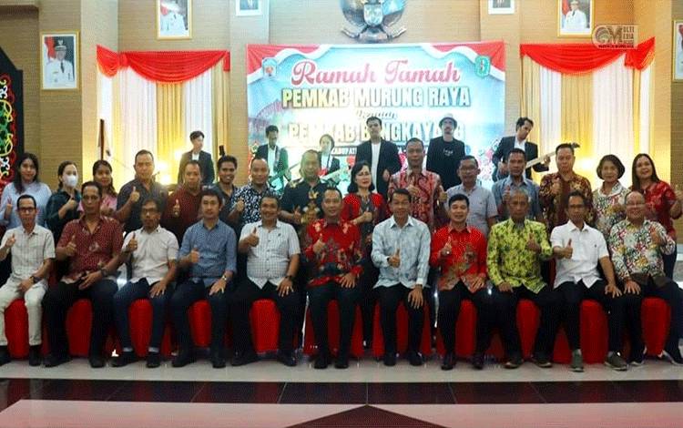 Foto bersama jajaran Pemerintah Kabupaten Mura dan Bengkayang saat acara ramah tamah.