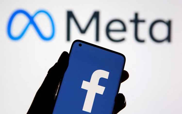 Arsip foto - Sebuah ponsel menampilkan logo Facebook di depan logo baru perusahaan induk Meta Platforms Inc (28/10/2021). (ANTARA/REUTERS/Dado Ruvic/Ilustrasi)