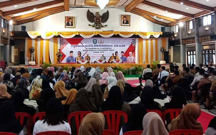 ASN lingkup pemerintahan Kotawaringin Timur mengikuti Siraman kerohanian Islam di Gedung Serbaguna, Sampit, Selasa, 21 Maret 2023. (FOTO: DEWIP)