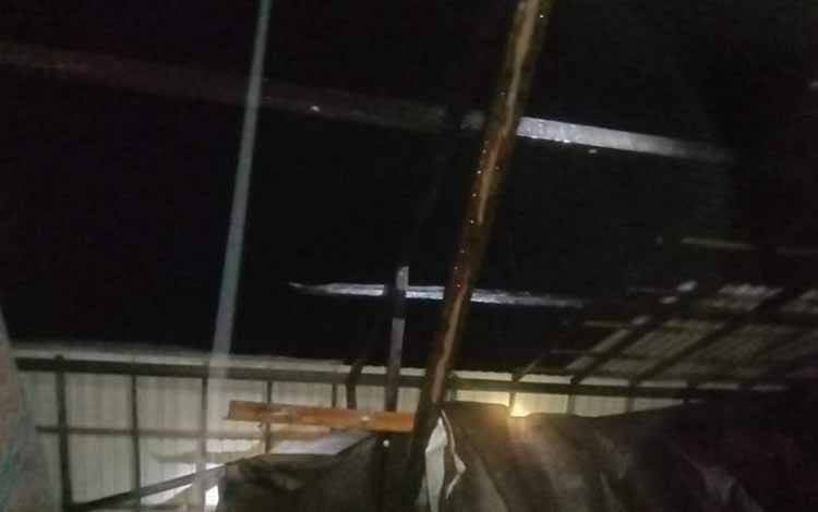 Bangunan rusak usai diterjang angin puting beliung di Desa Tajepan, Kecamatan Kapuas Murung, Kabupaten Kapuas, tadi malam. (FOTO: BPBD KAPUAS)