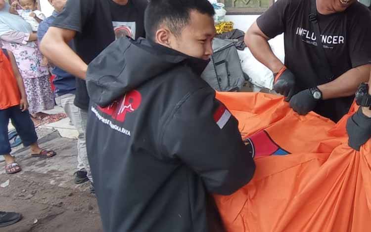 Korban saat dievakuasi Tim Emergency Response Palangka Raya. (FOTO: PATHUR)