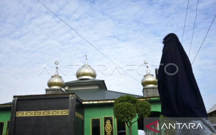 Ilustrasi: Seorang Jamaah An Nadzir berjalan menuju masjid untuk melaksanakan salat di Kampung Butta Ejayya, Kecamatan Bontomarannu, Kabupaten Gowa, Sulawesi Selatan. ANTARA FOTO/Abriawan Abhe. 