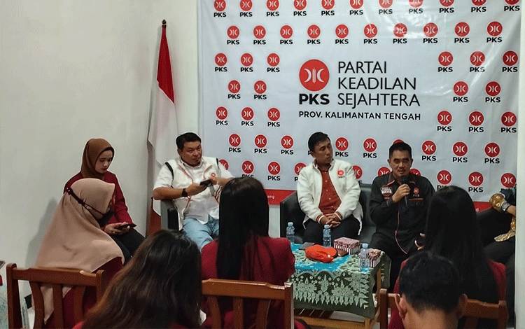Mahasiswa Universitas Muhammadiyah Palangka Raya belajar politik di kantor DPW PKS, Selasa, 21 Maret 2023.(FOTO : PATHUR)
