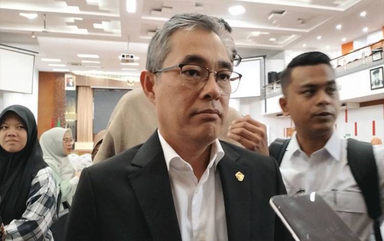 Anggota VII BPK RI Hendra Susanto memberikan keterangan pers di Padang, Selasa (21/3/2023). ANTARA/Muhammad Zulfikar.