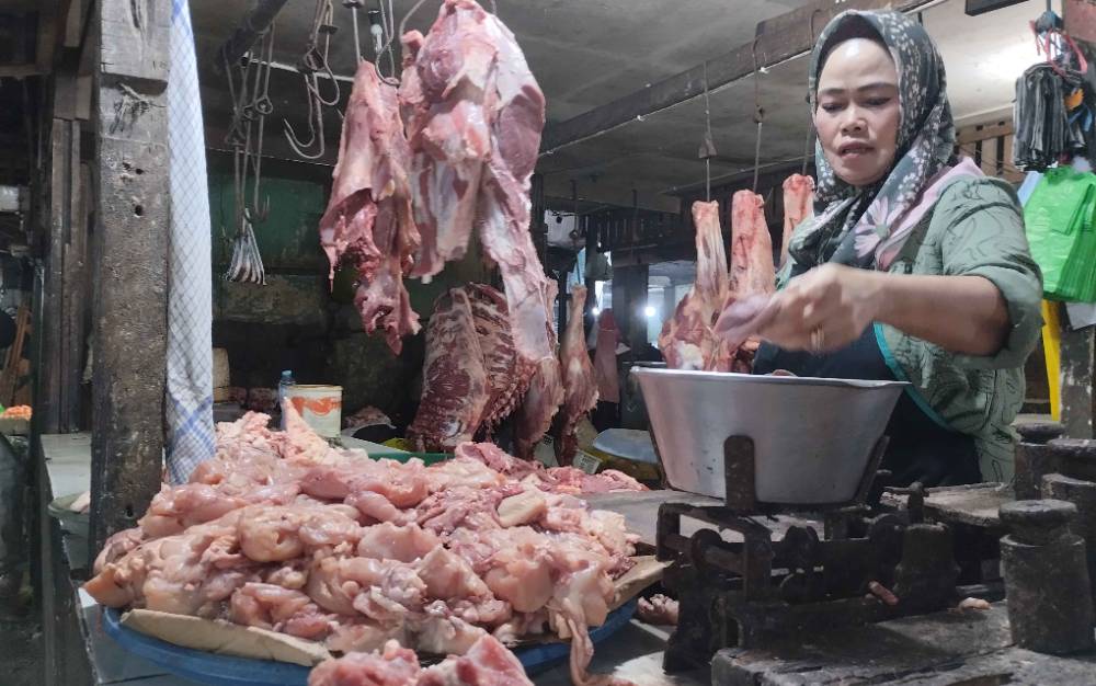 Perdagangan daging sapi dan ayam di Pasar Besar Palangka Raya.(FOTO: TESTI PRISCILLA)