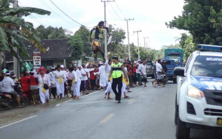 Personel Satlantas Polres Kapuas saat melakukan pengawalan kegiatan arak-arakan ogoh-ogoh di Kecamatan Basarang, kemarin. (FOTO: IST)