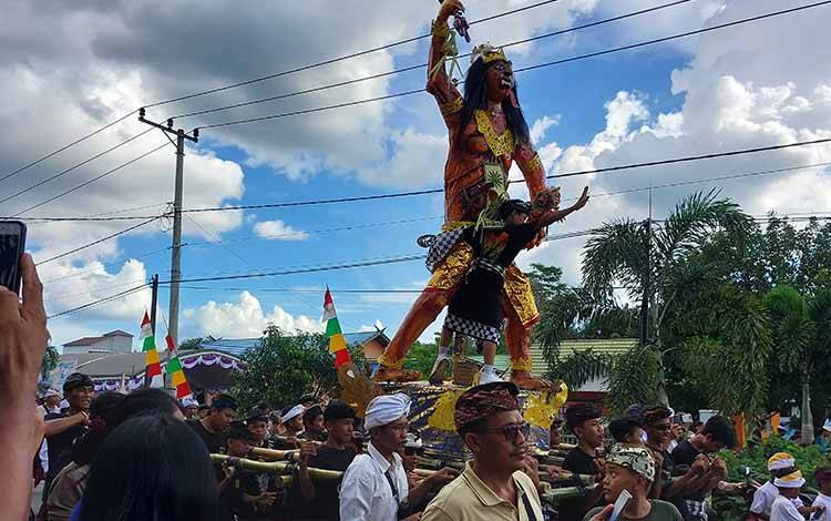 Kegiatan arak-arakan ogoh-ogoh satu hari sebelum Hari Raya Nyepi di Desa Basarang Jaya, Kecamatan Basarang, Kapuas, Selasa, 21 Maret 2023. (FOTO: DODI)