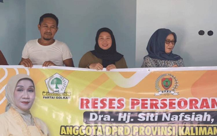 Anggota DPRD Kalteng, Siti Nafsiah (kanan) ketika melaksanakan reses di wilayah Dapil Kalteng I beberapa waktu lalu. (FOTO: DOK RESES SITI NAFSIAH)