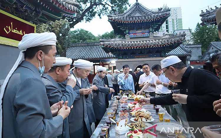 Arsip foto - Para imam masjid menyantap hidangan buka puasa bersama jamaah di halaman Masjid Niujie, Beijing, China, Minggu (9/5/2021). ANTARA FOTO/M. Irfan Ilmie/pras. (ANTARA FOTO/M. IRFAN ILMIE)