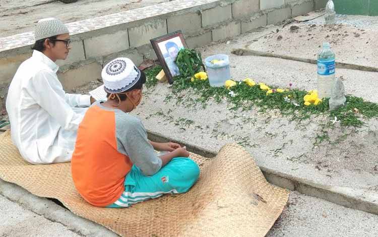 Warga berziarah di komplek makam Muslim di Kilo meter 14 Kota Palangka Raya, Rabu (22/3/2023). ANTARA/Rendhik Andika