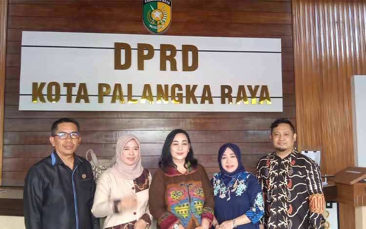Anggota legislatif dari DPRD Kabupaten Barito Selatan atau Barsel saat berkunjung ke DPRD Palangka Raya.(FOTO: Sekretariat DPRD Kota Palangka Raya)