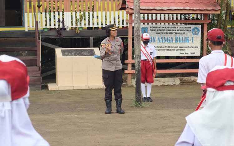 Wakapolres Lamandau, Kompol Novalina Tarihoran memberikan edukasi terkait tindak kekerasan dan perundungan di sekolah. (FOTO: HENDI NURFALAH)