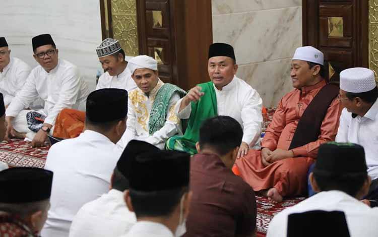 Gubernur Kalteng H. Sugianto Sabran usai melaksanakan Salat Tarawih di Mushola Asy-Syifa, Istana Isen Mulang. (FOTO: IST)
