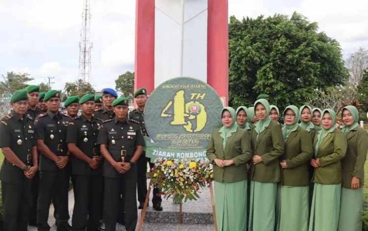 Dandim 1011 Kuala Kapuas, Letkol Inf Khusnun Dwi Putranto dan rombongan usai ziarah di Taman Makam Pahlawan Kecana Kapuas. (FOTO: IST)