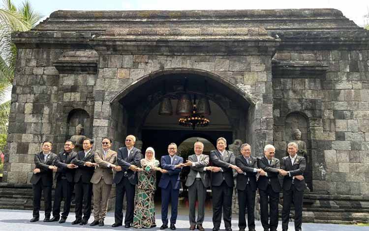Delegasi 29th ASEAN Economic Ministers Retreat berfoto bersama di Plataran Borobudur Heritage, Magelang, Jawa Tengah, Rabu (23/3/2023). ANTARA/Kuntum Riswan