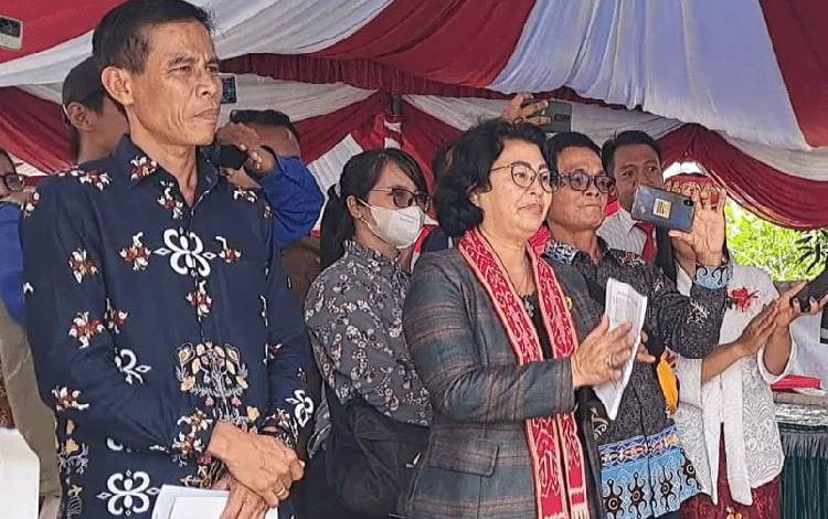 Anggota DPRD Gunung Mas Rayaniatie Diangkat saat menghadiri peresmian Gedung Gereja Pandohop jemaat GKE Tumbang Empas, Senin, 20 Maret 2023. (FOTO: RISKA YULYANA)