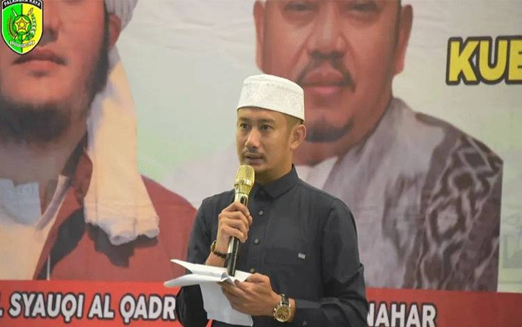 Wali Kota Palangka Raya Fairid Naparin saat menyampaikan sambutan tabligh akbar di masjid kubah kecubung. (FOTO: HUMAS)