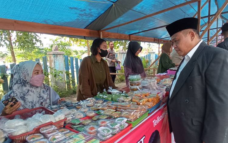 Plt. Sekda Kobar Juni Gultom saat berkeliling Pasar Ramadan di kawasan Bundaran Pancasila usai pembukaan yang dilaksanakan, Kamis, 23 Maret 2023
