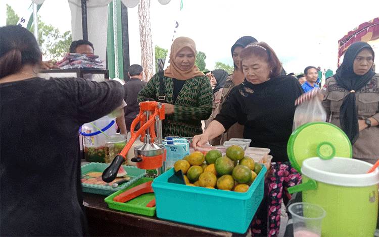 Masyarakat berbelaja menu takjil di pasar Ramadan yang berlokasi di Lapangan Mini Sukamara, Kamis, 23 Maret 2023. (FOTO: NORHASANAH)