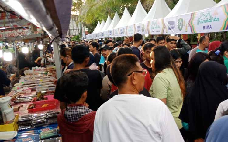 Kerumunan warga menyerbu hari pertama pasar Ramadan di Taman Kota Sampit, Kamis, 23 Februari 2023. (FOTO: DEWIP)