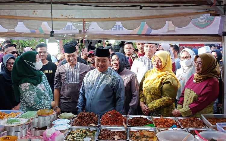 Bupati Kotawaringin Timur, Halikinnor turut berdesakan untuk membeli jajanan dan masakan Pasar Ramadan di Taman Kota Sampit, Kamis, 23 Maret 2023. (FOTO: DEWIP)