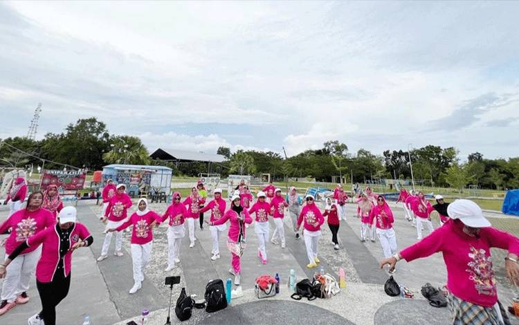  Aktivitas olahraga bersama yang diikuti Wali Kota Palangka Raya, Umi Mastikah. (FOTO: HUMAS)