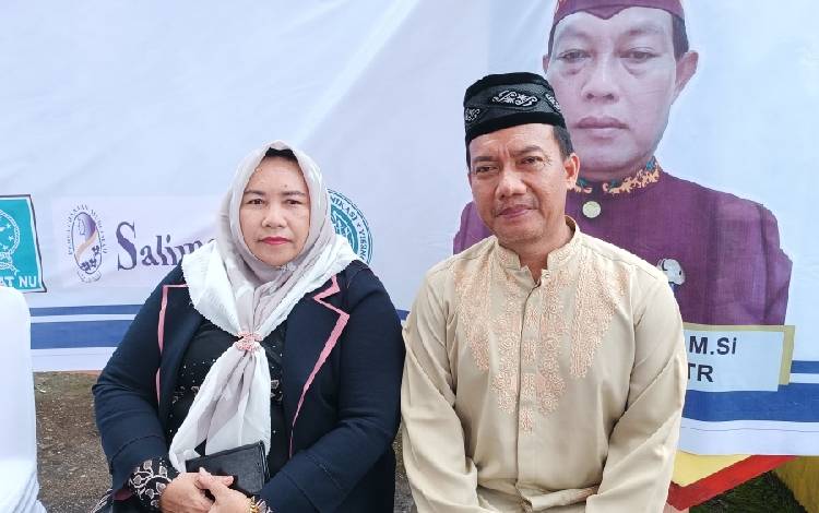 Anggota DPRD Gunung Mas Siti Hilmiah (kiri) bersama dengan Ketua IPSI Supriadi Gunung Mas (kanan). (FOTO: RISKA YULYANA)