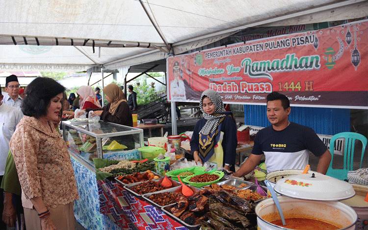 Bupati Pulang Pisau Pudjirustaty Narang meninjau pasar ramadan yang berlokasi di Esk Terminal, Jalan Tingang Menteng, Kecamatan Kahayan Hilir.