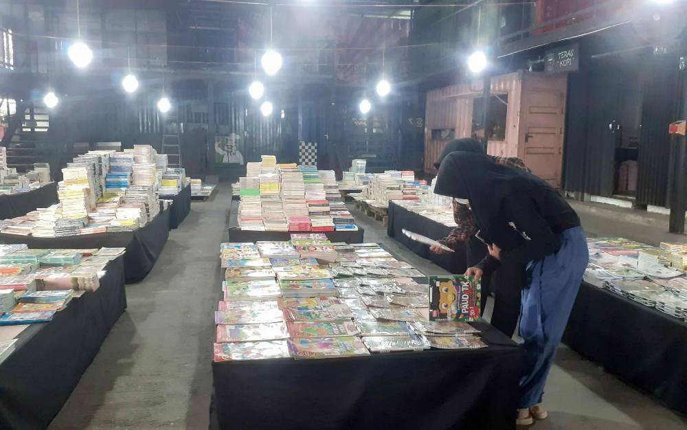 Masyarakat Kotawaringin Barat sedang melihat-lihat Bazar Buku Murah Ramadhan 2023 di Kafe Varcube, Jumat, 24 Maret 2023 (FOTO: NURITA)