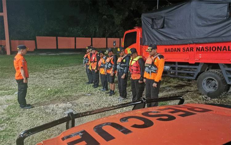 Tim Rescue Pos SAR Baubau saat melakukan apel persiapan untuk mengevakuasi dua warga yang diduga diterkam buaya. (Antara/HO-Basarnas Kendari)