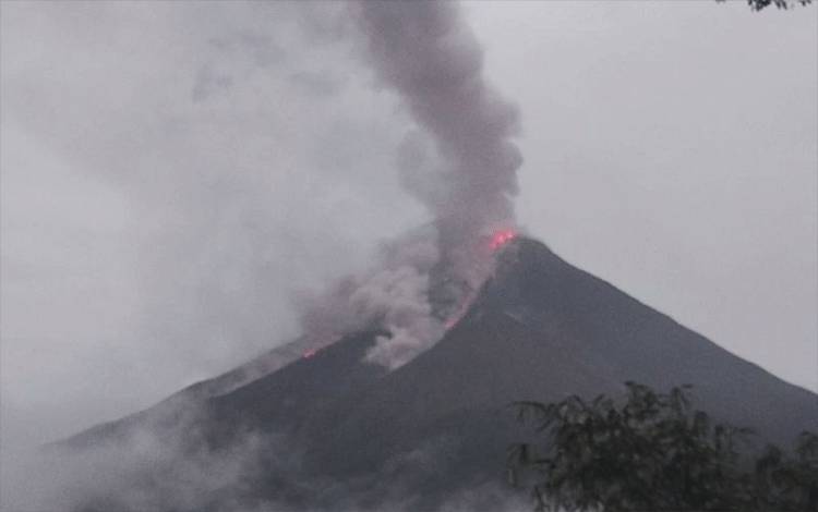 Gunung Karangetang, Kabupaten Kepulauan Sitaro, Sulawesi Utara erupsi. ANTARA/HO-PVMBG