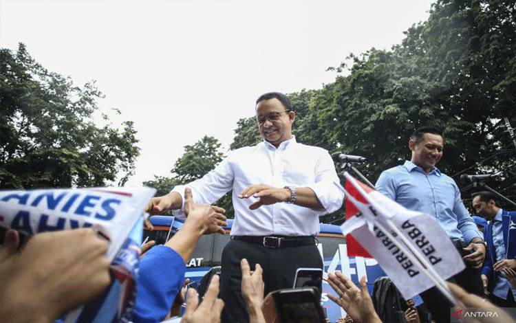 Bakal Calon Presiden yang diusung Partai Demokrat Anies Baswedan (kiri) bersama Ketua Umum Partai Demokrat Agus Harimurti Yudhoyono (kanan) menyapa kader dan simpatisan saat akan menghadiri dialog gagasan Partai Demokrat di Jakarta, Kamis (2/3/2023). Dialog itu merupakan bagian dari upaya untuk membangun kontestasi gagasan di Pemilu 2024. ANTARA FOTO/Rivan Awal Lingga/tom.