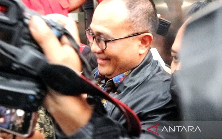 Eks pejabat Ditjen Pajak Rafael Alun Trisambodo usai menjalani klarifikasi soal LHKPN di Gedung Merah Putih KPK, Jakarta, Rabu (1/3/2023). ANTARA/Fianda Sjofjan Rassat/am.