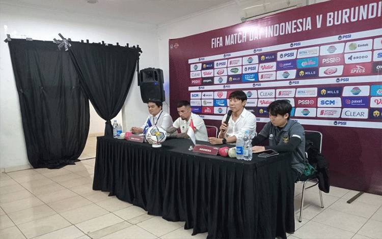Pelatih timnas Indonesia Shin Tae Yong (kedua dari kanan) menjawab pertanyaan para pewarta pada konferensi pers setelah pertandingan FIFA match day melawan Burundi, yang dimainkan di Stadion Patriot Candrabagha, Bekasi, Sabtu (25/3/2023). (ANTARA/RAUF ADIPATI)