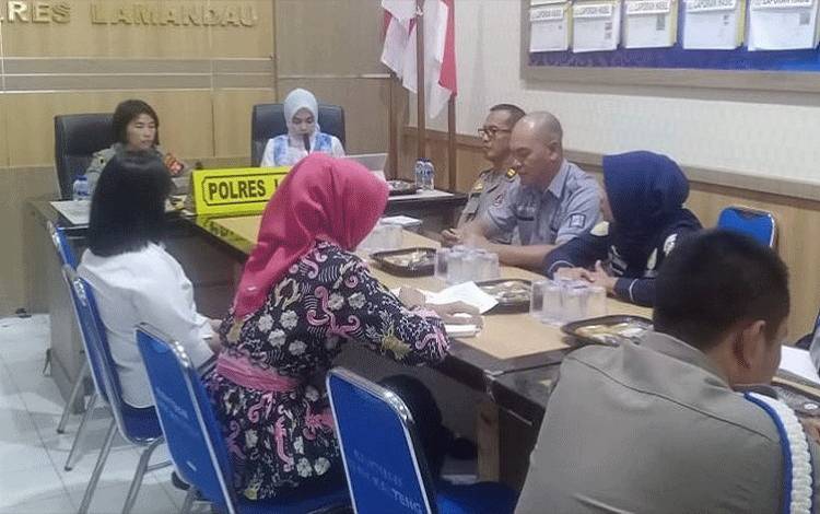 Wakapolres Lamandau Kompol Novalina Tarihoran memimpin rapat koordinasi program Pink Sehati. (FOTO : HENDI NURFALAH)