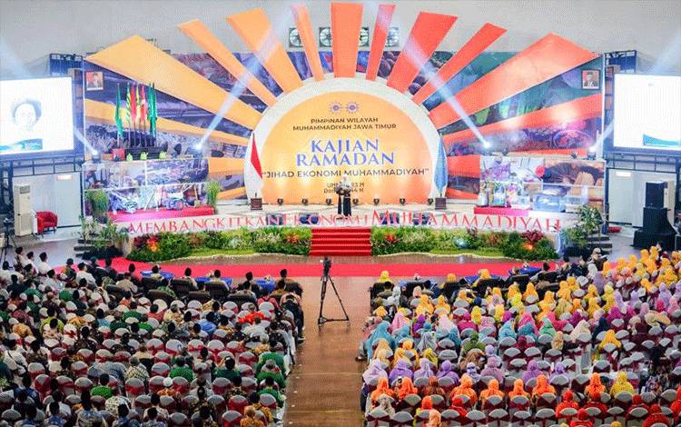 Gubernur Jawa Timur Khofifah Indar Parawansa pada saat memberikan sambutan dalam Kajian Ramadhan PW Muhammadiyah Jawa Timur, di UMM Dome Kabupaten Malang, Jawa Timur. (ANTARA/HO-Biro Adpim Jatim)