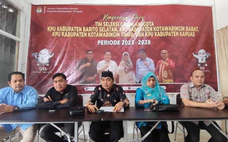 Timsel Calon Anggota KPU Empat Kabupaten Kalteng saat konferensi pers, di sekretariat timsel, Minggu, 26 Maret 2023. (FOTO: HERMAWAN)