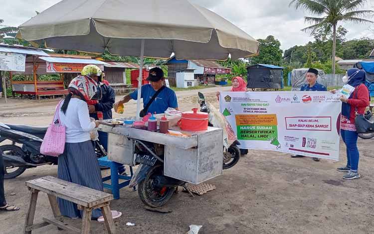 Kantor Kemenag Barito Timur saat mengkampanyekan sertifikasi halal kepada penjual makanan di Terminal Tamiang Layang, 18 Maret 2023. (FOTO: BOLE MALO)